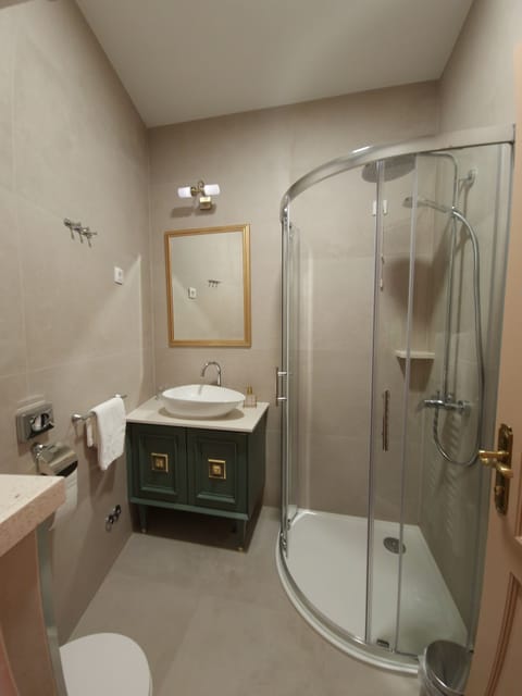 Superior Twin Room | Bathroom | Combined shower/tub, free toiletries, hair dryer, slippers