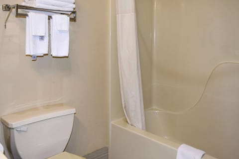 Standard Room, 1 King Bed, Non Smoking | Desk, soundproofing, iron/ironing board, free WiFi