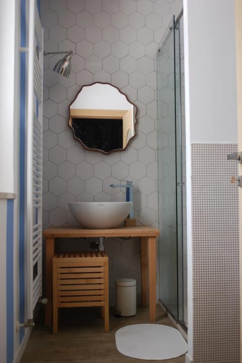 Quadruple Room | Bathroom | Shower, hair dryer, bidet, towels