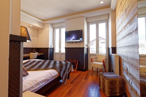 Comfort Double Room | In-room safe, desk, soundproofing, free WiFi