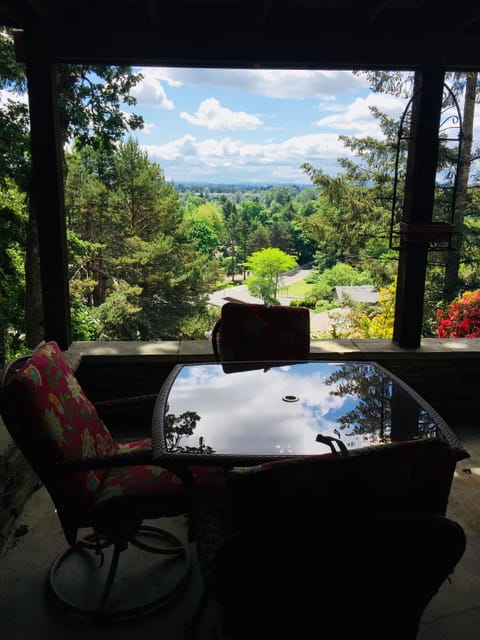 Private outside Dining. Wonderful views yet so close to so everything. 