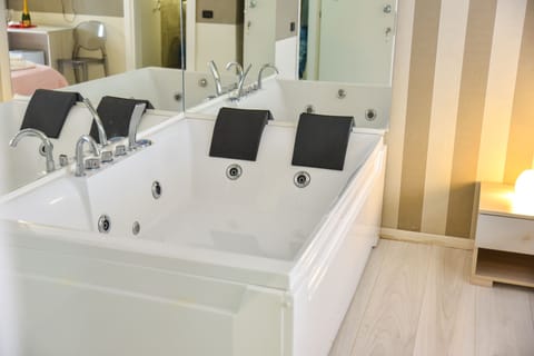 Deluxe Double Room, Jetted Tub | Cribs/infant beds, free WiFi, bed sheets