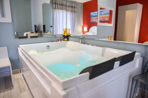 Deluxe Double Room, Jetted Tub | Cribs/infant beds, free WiFi, bed sheets