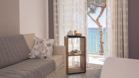 Comfort Triple Room | In-room safe, desk, free WiFi, bed sheets