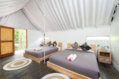 Family Tent Glamping | Free WiFi, bed sheets