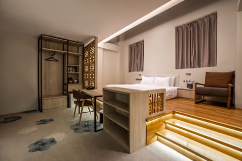 Deluxe Family Room | In-room safe, desk, iron/ironing board (on request), WiFi (free)