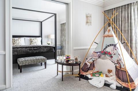 Signature Suite, 1 King Bed | Premium bedding, pillowtop beds, minibar, in-room safe