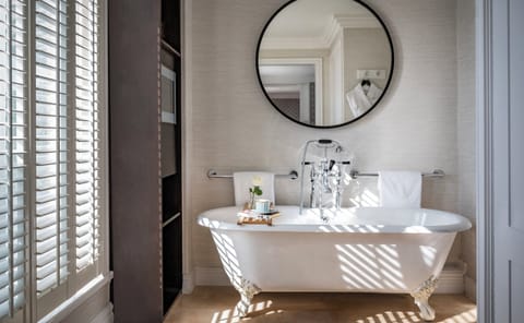 Suite, Terrace | Bathroom | Designer toiletries, hair dryer, bathrobes, slippers