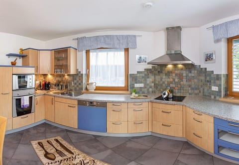 Superior Apartment, 3 Bedrooms, Mountain View | Private kitchen | Full-size fridge, microwave, oven, stovetop