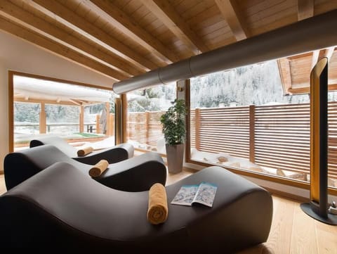 Sauna, hot tub, steam room, Turkish bath, body treatments, facials