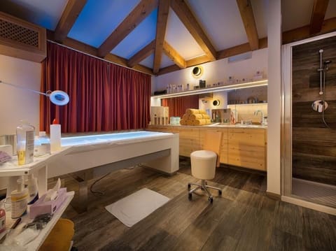 Sauna, hot tub, steam room, Turkish bath, body treatments, facials