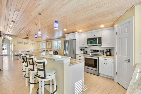 Stylish island for casual dining