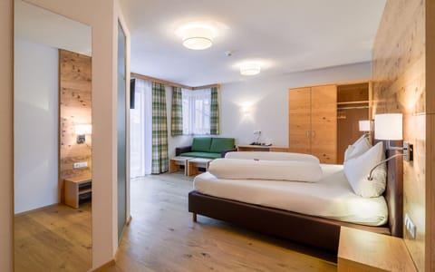 Junior Suite, 1 Double Bed with Sofa bed | In-room safe, desk, free WiFi, bed sheets