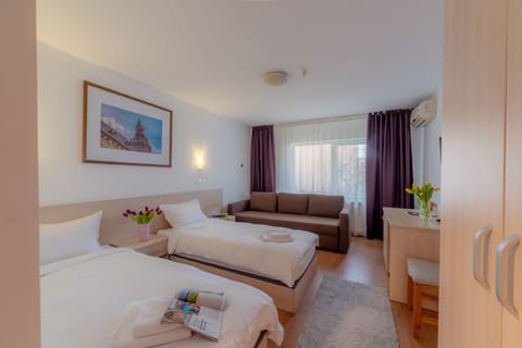 Family Quadruple Room | Hypo-allergenic bedding, memory foam beds, desk, laptop workspace