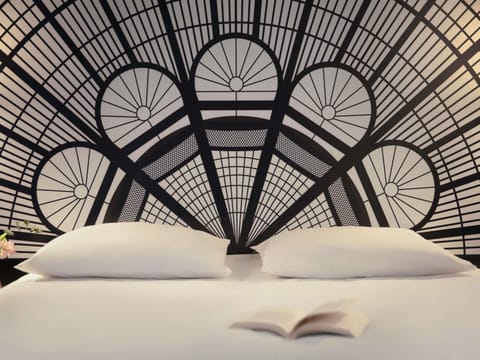 Privilege, Room, 1 Double Bed | In-room safe, desk, soundproofing, iron/ironing board