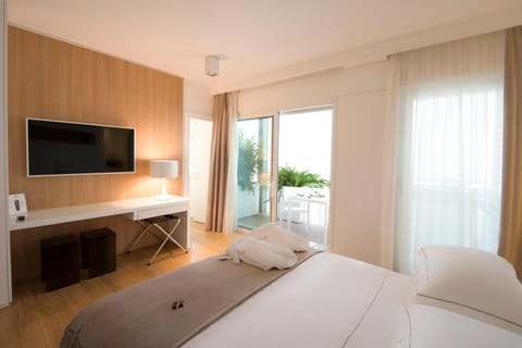 Premium bedding, free minibar, in-room safe, desk
