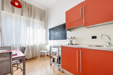 Fridge, stovetop, coffee/tea maker, electric kettle