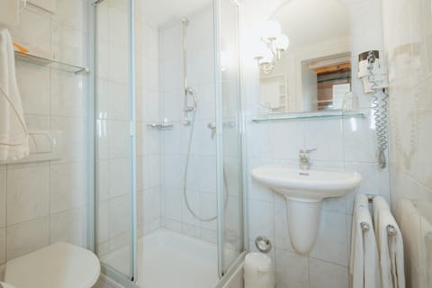Standard Quadruple Room | Bathroom | Hair dryer, towels, soap, shampoo