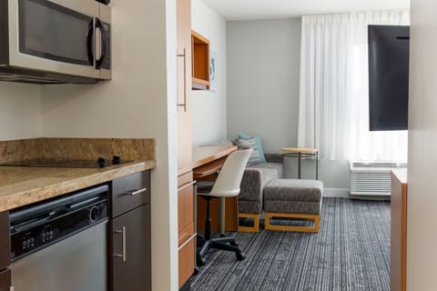 Full-size fridge, microwave, stovetop, dishwasher