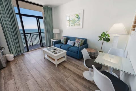 Living Room with Stunning Views☀️