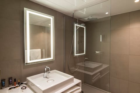 Superior Room, 1 Double Bed with Sofa bed | Bathroom | Eco-friendly toiletries, hair dryer, towels