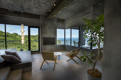 Ocean corner Suite 301 Non Smoking | In-room safe, iron/ironing board, WiFi (free)