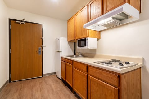 Full-size fridge, microwave, stovetop