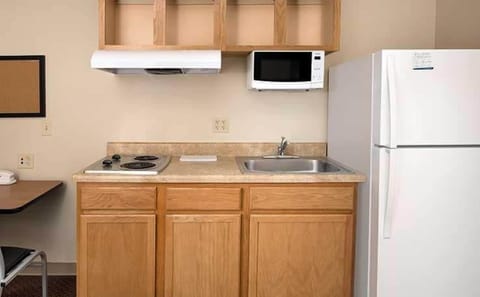 Full-size fridge, microwave, stovetop