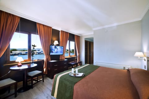 Room, 1 Queen Bed, River View | Minibar, in-room safe, desk, free WiFi