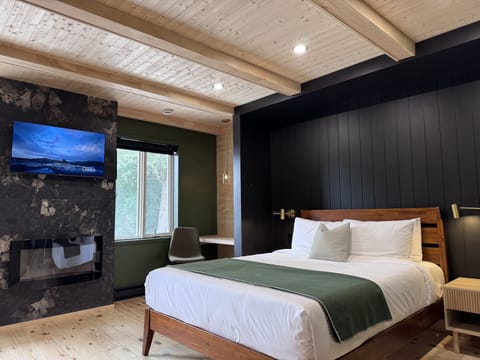 Signature Room | Desk, free WiFi, bed sheets