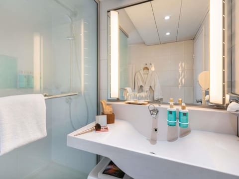 Executive Room, 1 Double Bed with Sofa bed | Bathroom | Eco-friendly toiletries, hair dryer, towels, soap