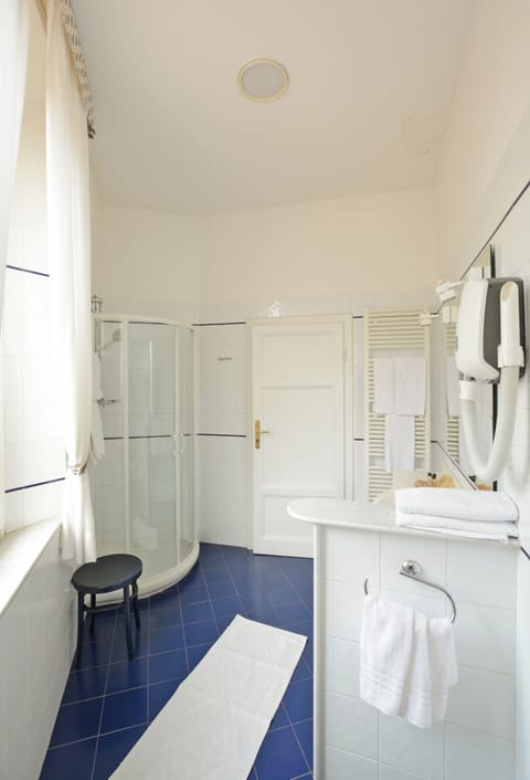 Junior Suite | Bathroom | Shower, free toiletries, hair dryer, bidet