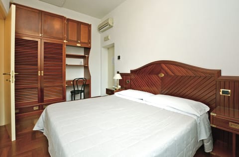 Economy Double Room | Desk, cribs/infant beds, rollaway beds, free WiFi