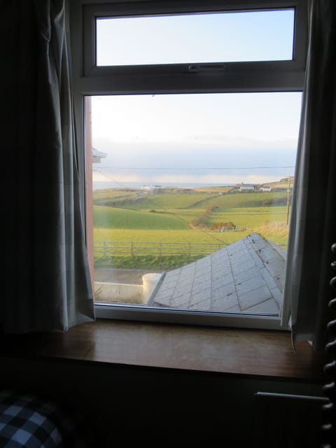 Triple Room | Bed sheets, wheelchair access
