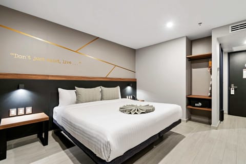 Standard Room, 1 King Bed | In-room safe, desk, blackout drapes, soundproofing