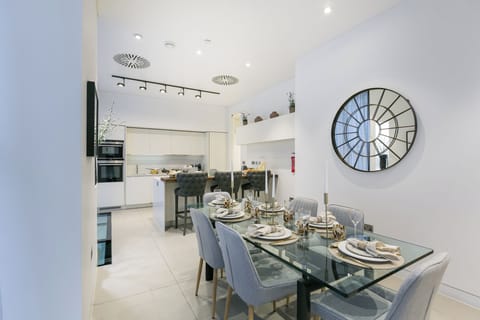 Deluxe Apartment | In-room dining