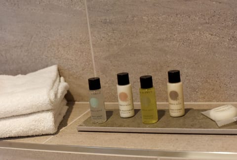 Shower, rainfall showerhead, free toiletries, hair dryer