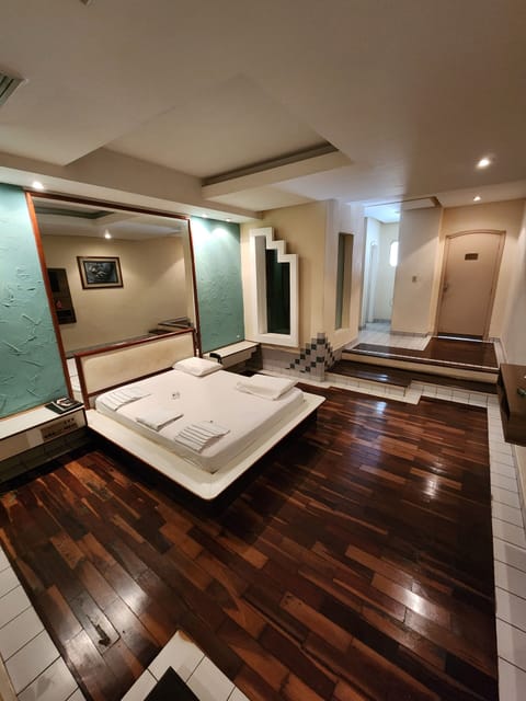 Executive Suite | Desk, soundproofing, free WiFi, bed sheets