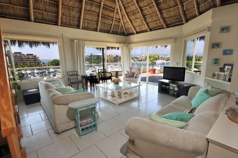 Suite Premium Vista a la Marina. | Premium bedding, down comforters, pillowtop beds, minibar