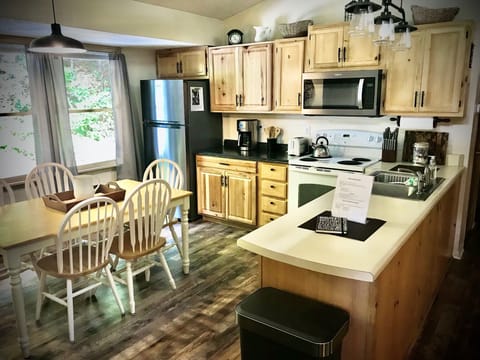 Kitchen/Dining Room fully equipped.
