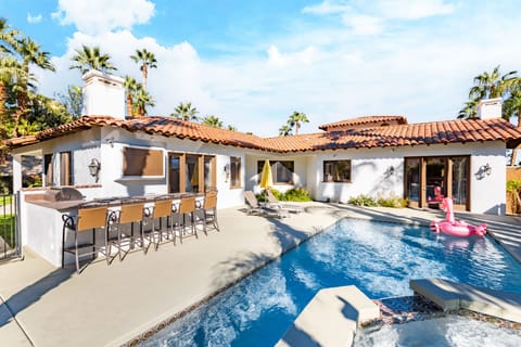 Pool. Jacuzzi. Lounge. BBQ.