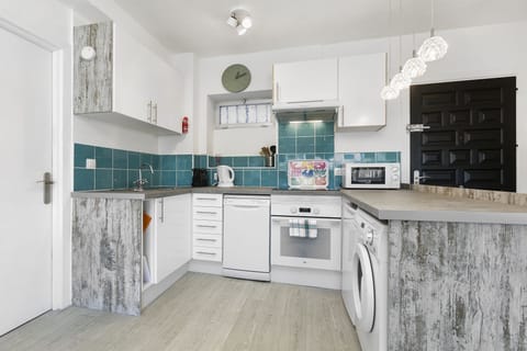 Fully fitted kitchen 