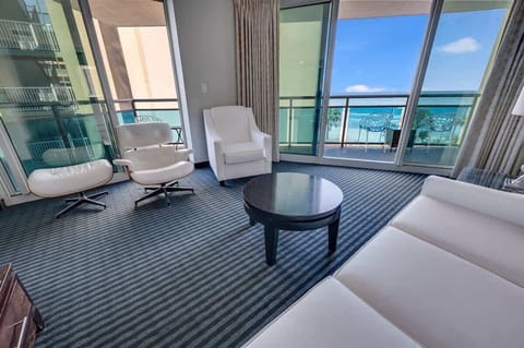 Living Room with Stunning Views☀️