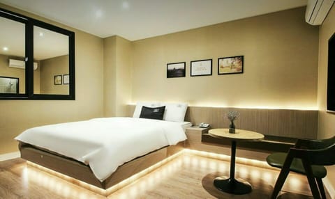 Deluxe Room (A, Breakfast unavailable) | Premium bedding, down comforters, Tempur-Pedic beds, free rollaway beds