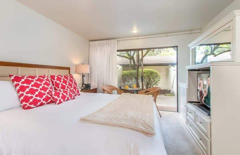 Experience luxury living in the heart of Napa Valley, where comfort meets elegance in our cozy and well-appointed bedroom suite.