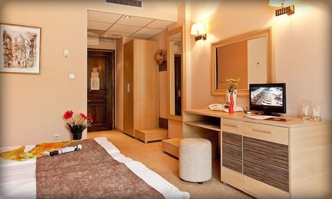 Minibar, in-room safe, iron/ironing board, free WiFi