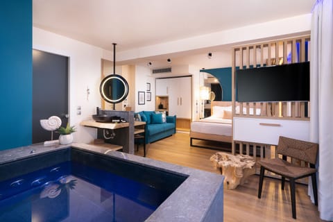 Deluxe Suite | In-room safe, desk, soundproofing, iron/ironing board