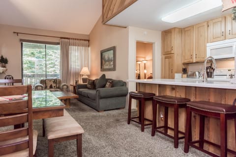 Condo, 2 Bedrooms (Crestview #46 Bldg. B) | In-room dining