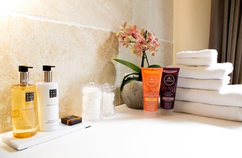 Deluxe Double Room | Bathroom | Shower, free toiletries, hair dryer, towels