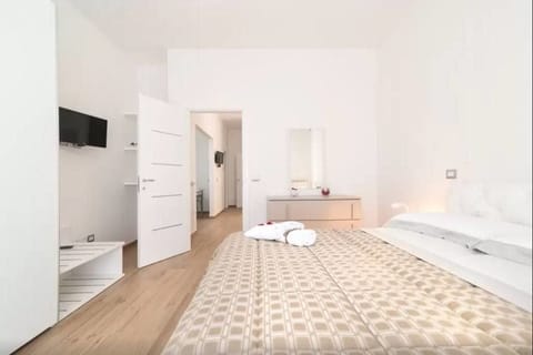 Deluxe Suite | Premium bedding, desk, soundproofing, iron/ironing board